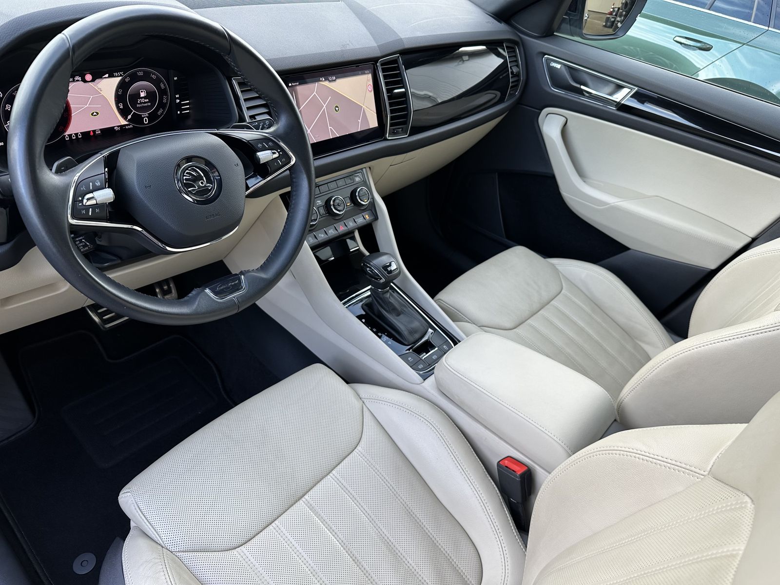 Fahrzeugabbildung SKODA Kodiaq 2.0 TDI DSG L&K 7-Sitzer NAV+LED+AHK+PANO