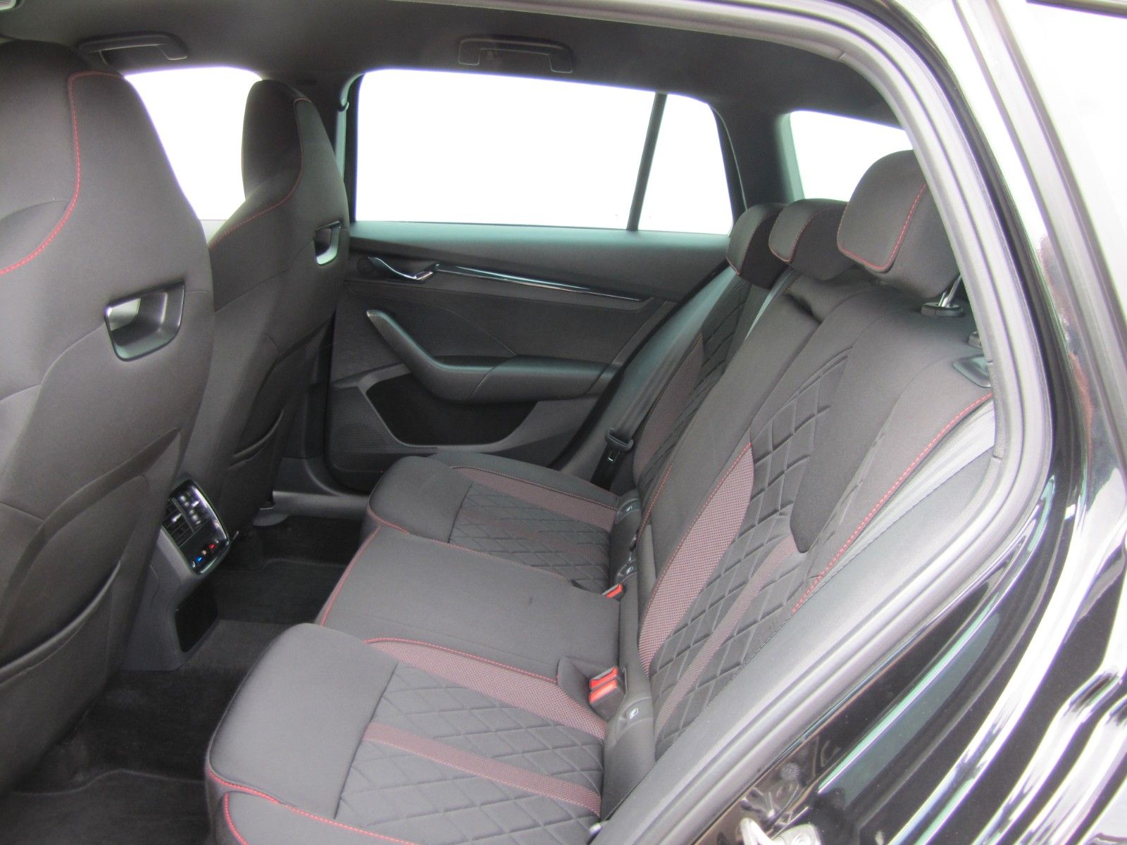 Fahrzeugabbildung SKODA Octavia Combi RS 2.0l TDI 200PS DSG