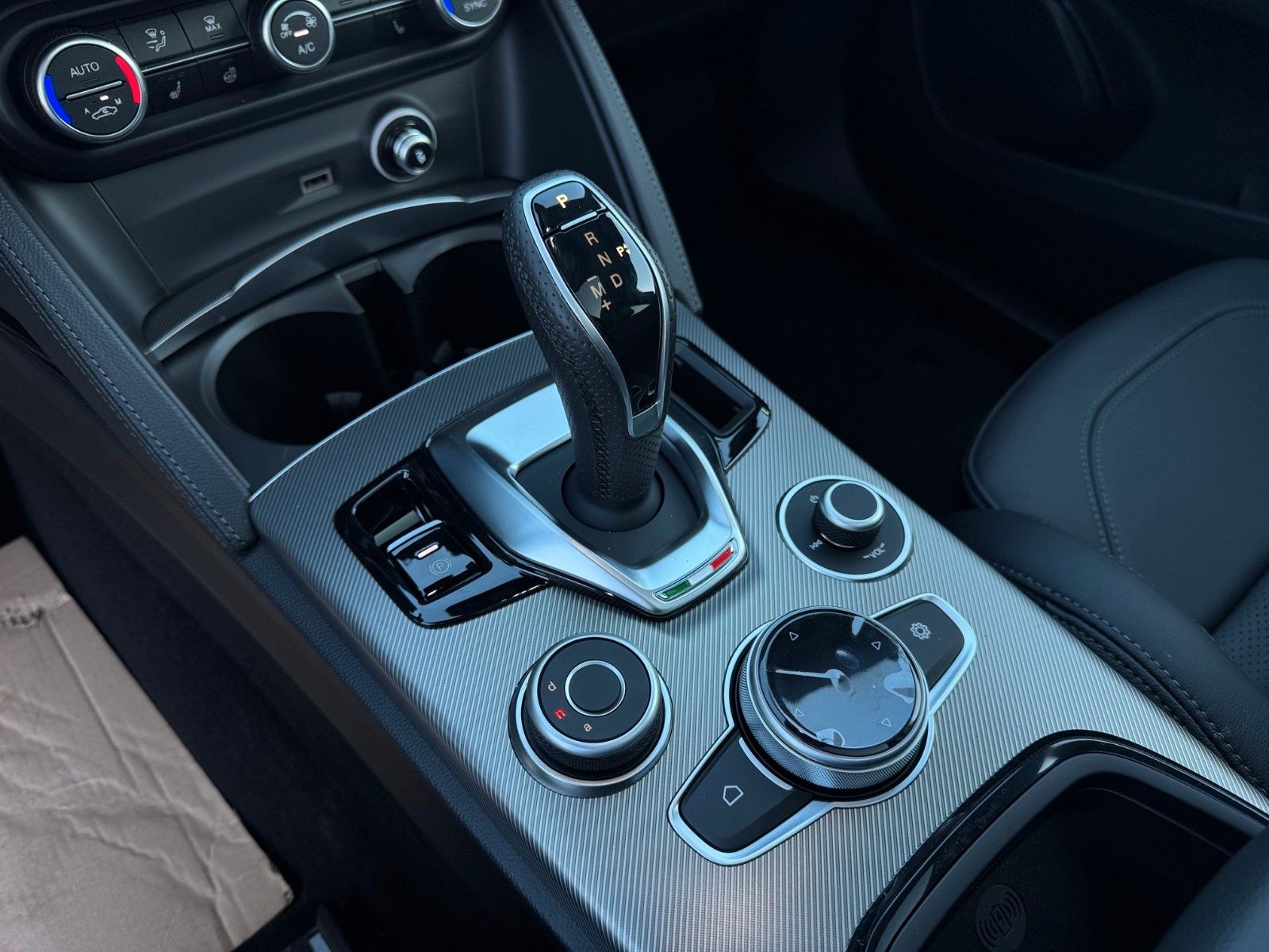 Fahrzeugabbildung Alfa Romeo Stelvio VELOCE 280 PS Glasdach Memory AHK elektr