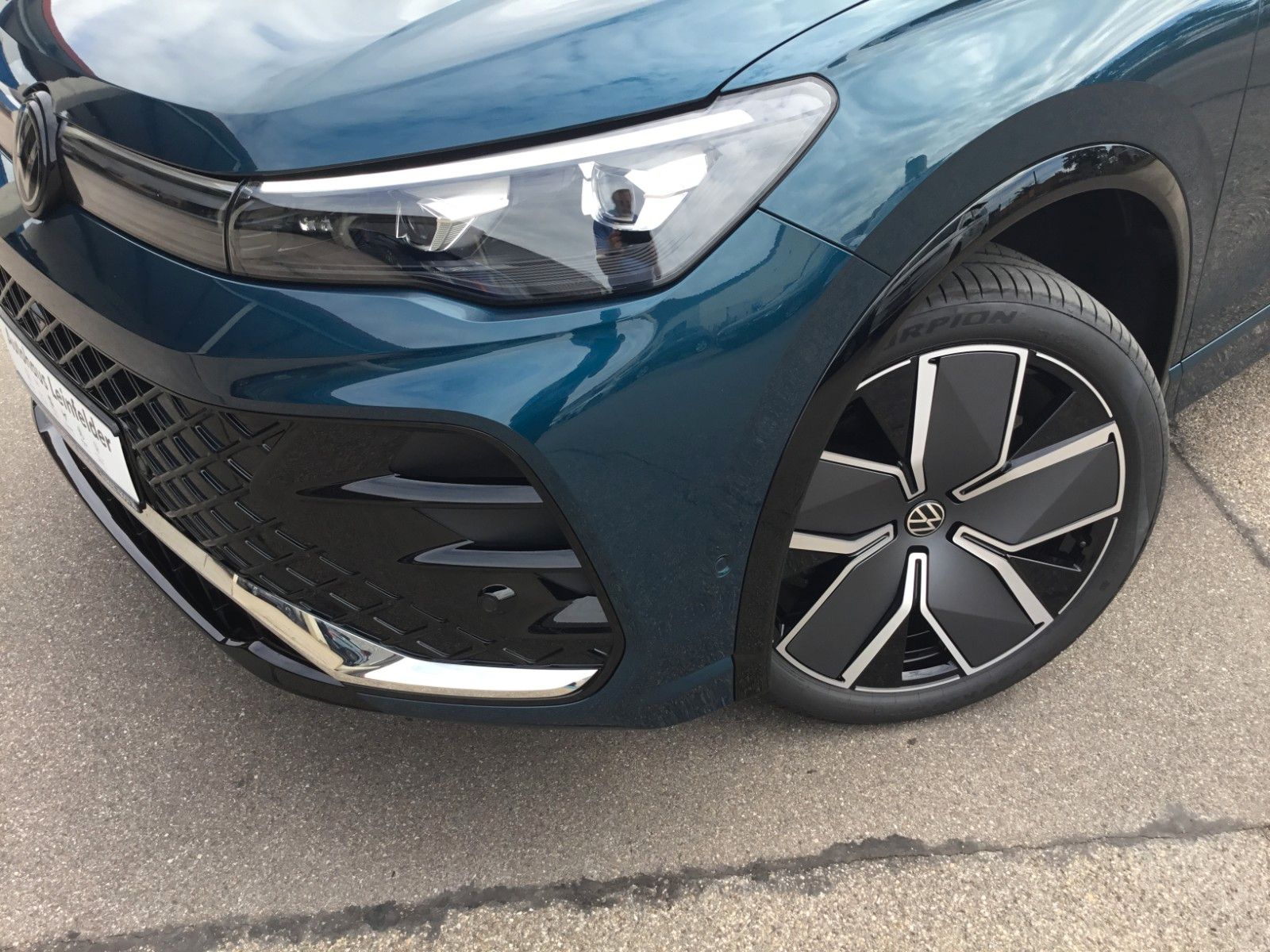 Fahrzeugabbildung Volkswagen Tiguan 2.0 TDI DSG 4M R-Line+AHK+20"+Matrix+Pano