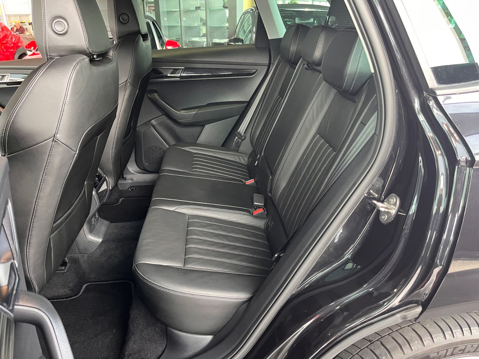 Fahrzeugabbildung SKODA KAROQ Style AHK ACC LED NAV LEDER 18"
