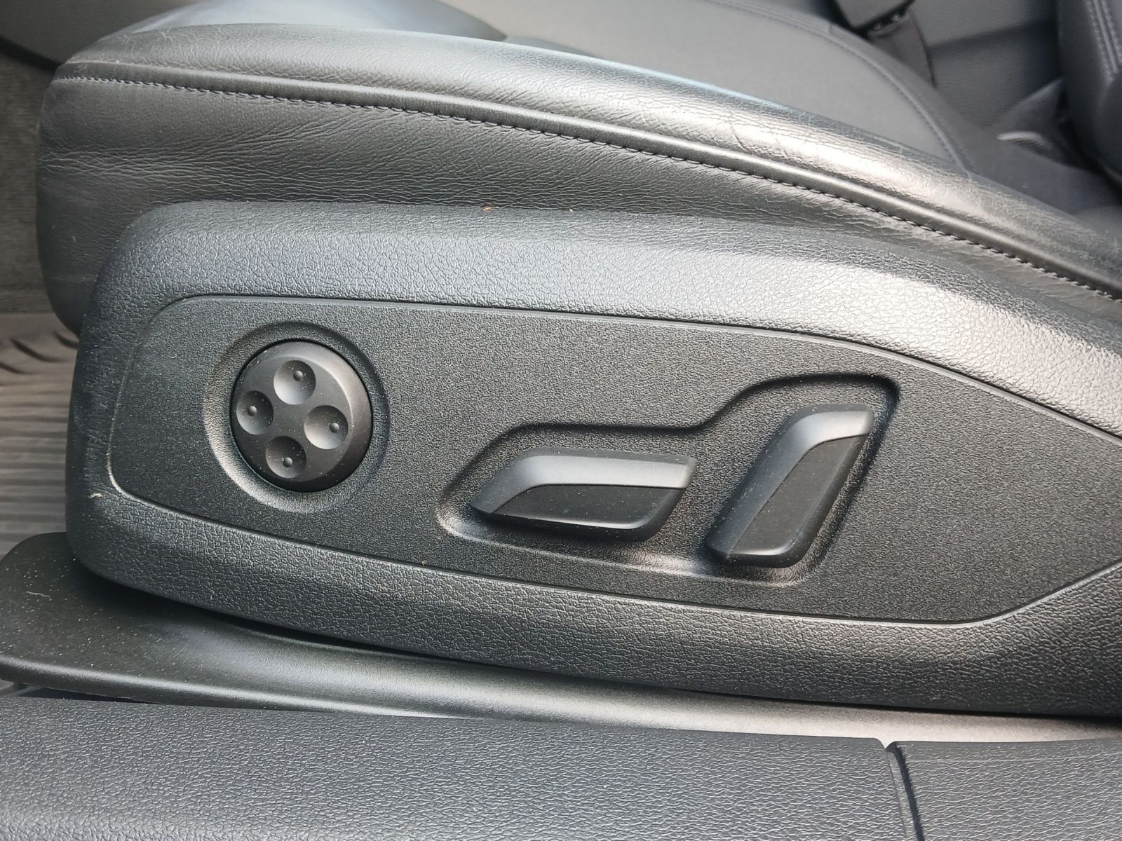 Fahrzeugabbildung Audi A4 Avant 35 TFSI advanced S-tronic LED Navi Lede