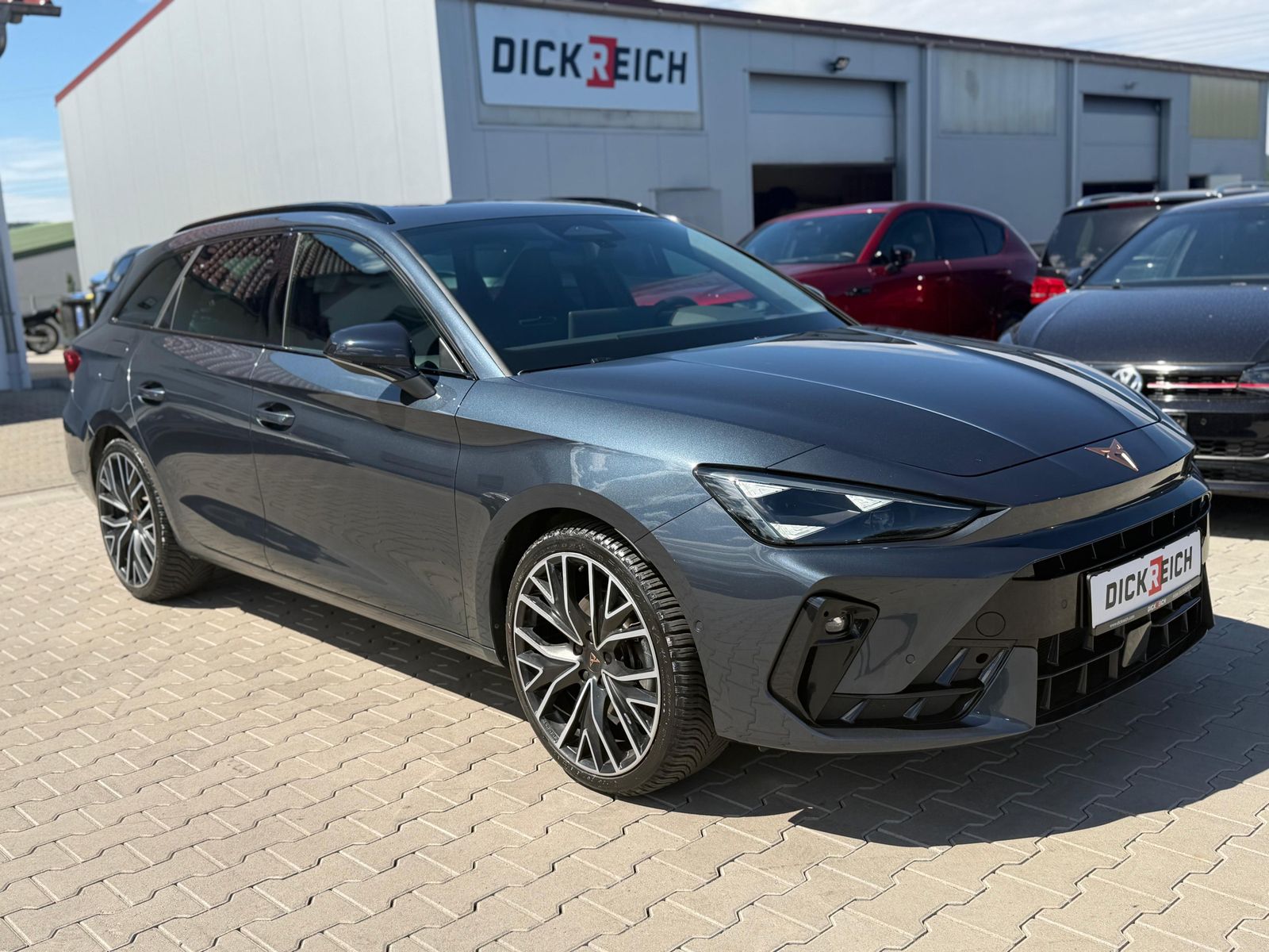 Ilustración del vehículo CUPRA Leon 1.5 eTSI MATRIX*PANO*ALCAN.*AHK*SENN*Drive2