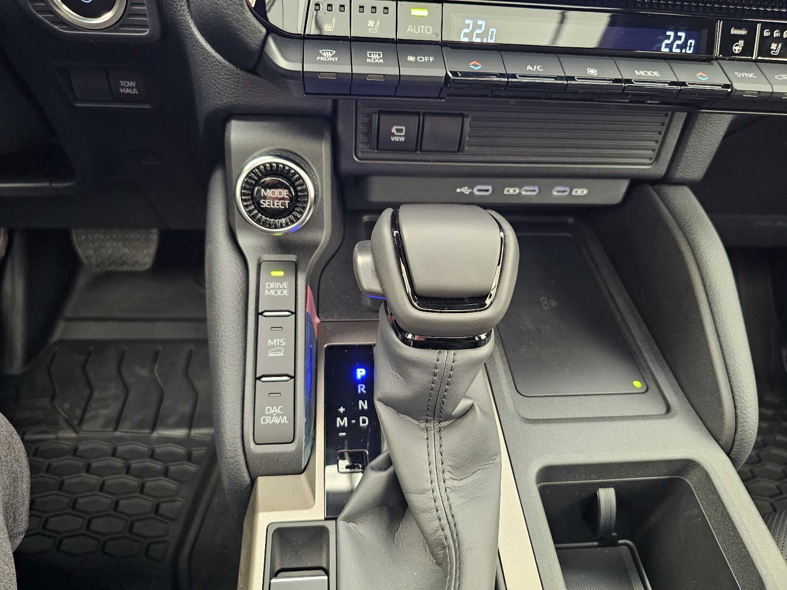 Fahrzeugabbildung Toyota Land Cruiser Premium Hybrid T1 72.000EUR! Stock!