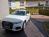 Audi Q3 2.0 TDI / LED / AHK / Neuwertig - Audi Q3 von privat