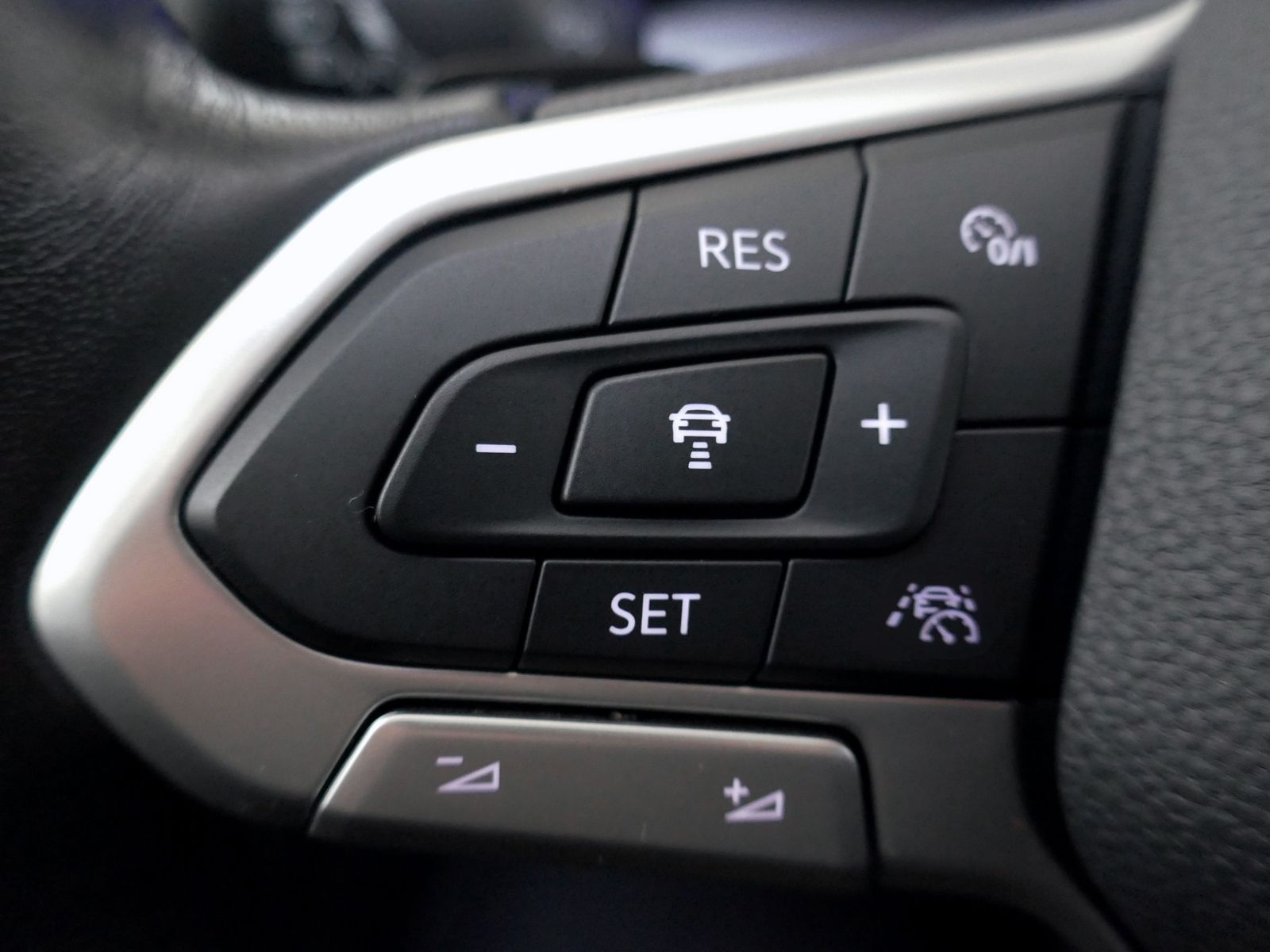 Fahrzeugabbildung Volkswagen Golf VIII Life 2.0 TDI | LED PDC ACC Navi