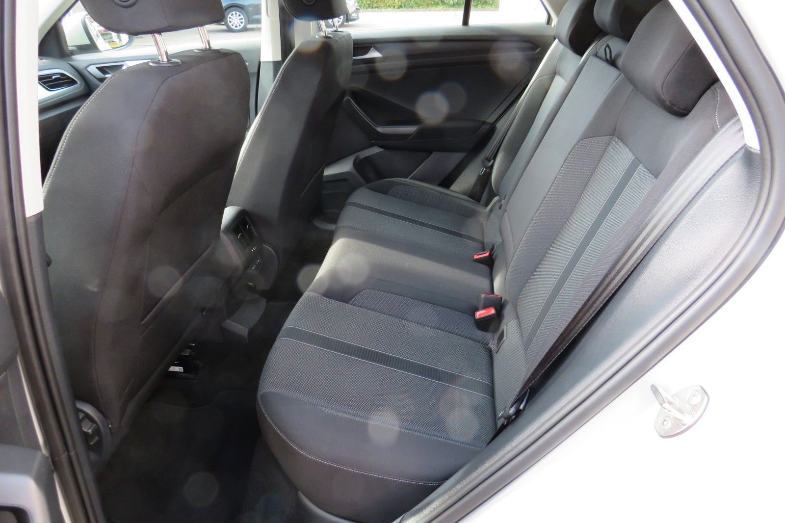 Fahrzeugabbildung Volkswagen T-Roc Life DSG AHK NAVI SITZH. APP-CON. LED 1Hd