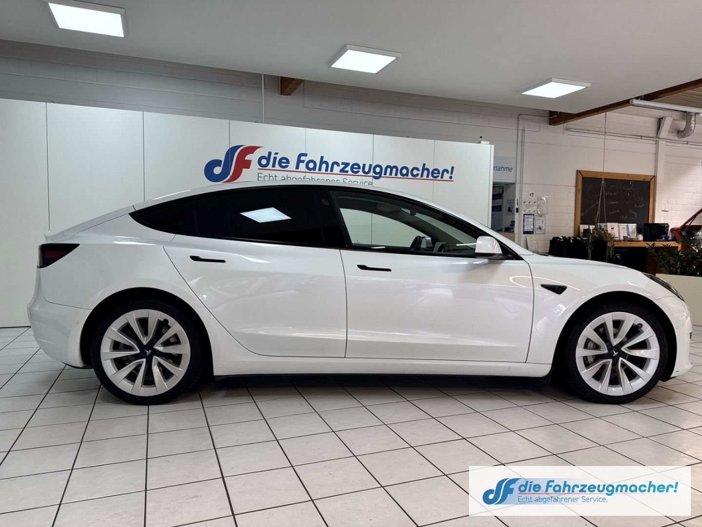 Fahrzeugabbildung Tesla Model 3 Basis RWD Soundsystem ACC El. Heckklappe
