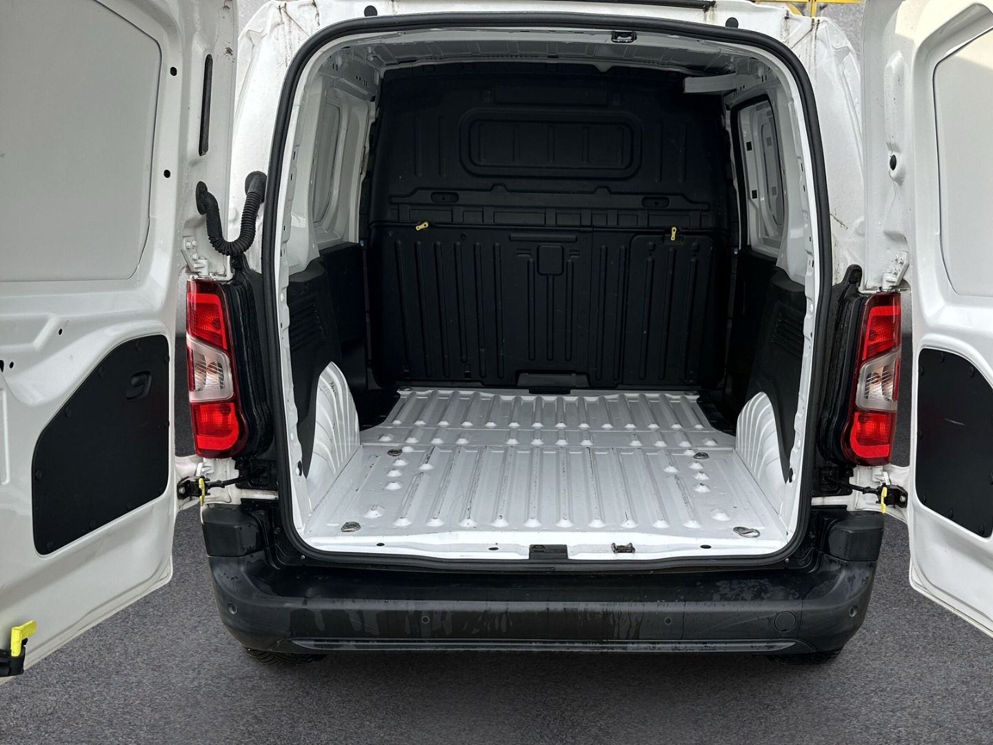 Fahrzeugabbildung Peugeot Partner Peugeot PART PRO EN L1 HDI75 DAB Notbrem