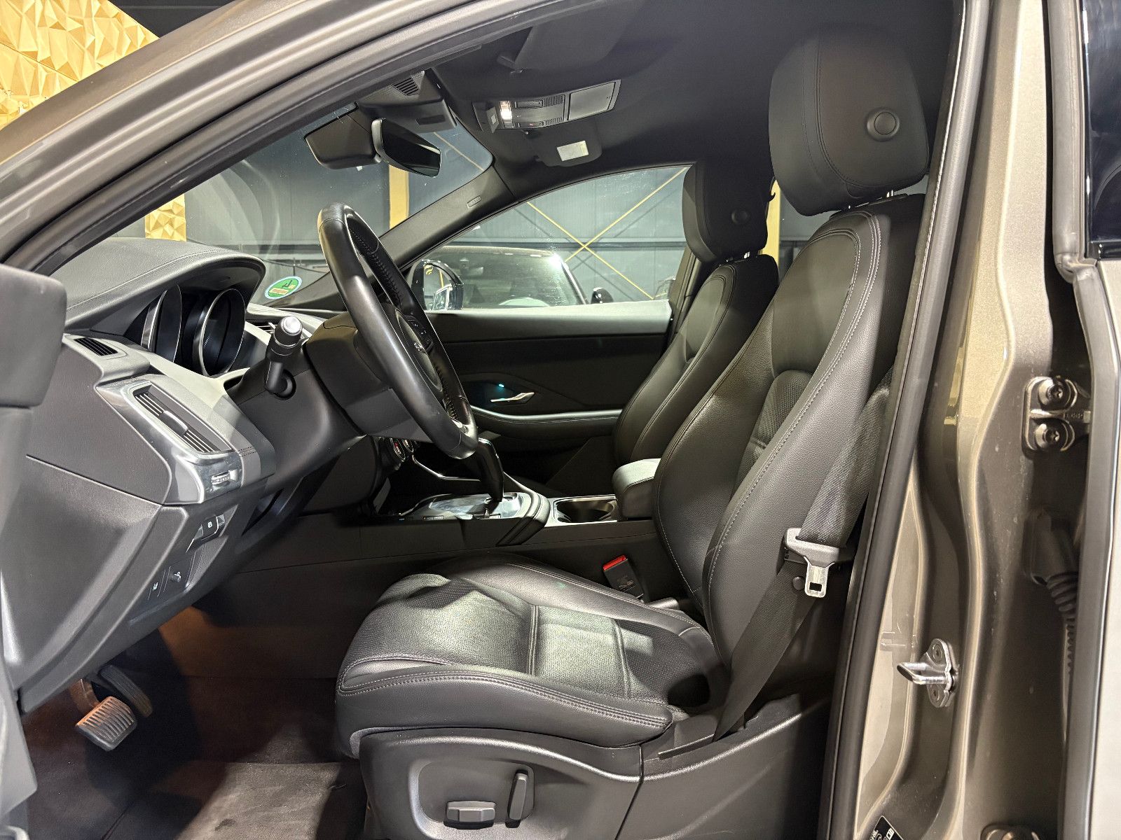 Fahrzeugabbildung Jaguar E-PACE S/NAVI/KAMERA/APPLE/ACC/SHZ/KLIMA/TOTWINK