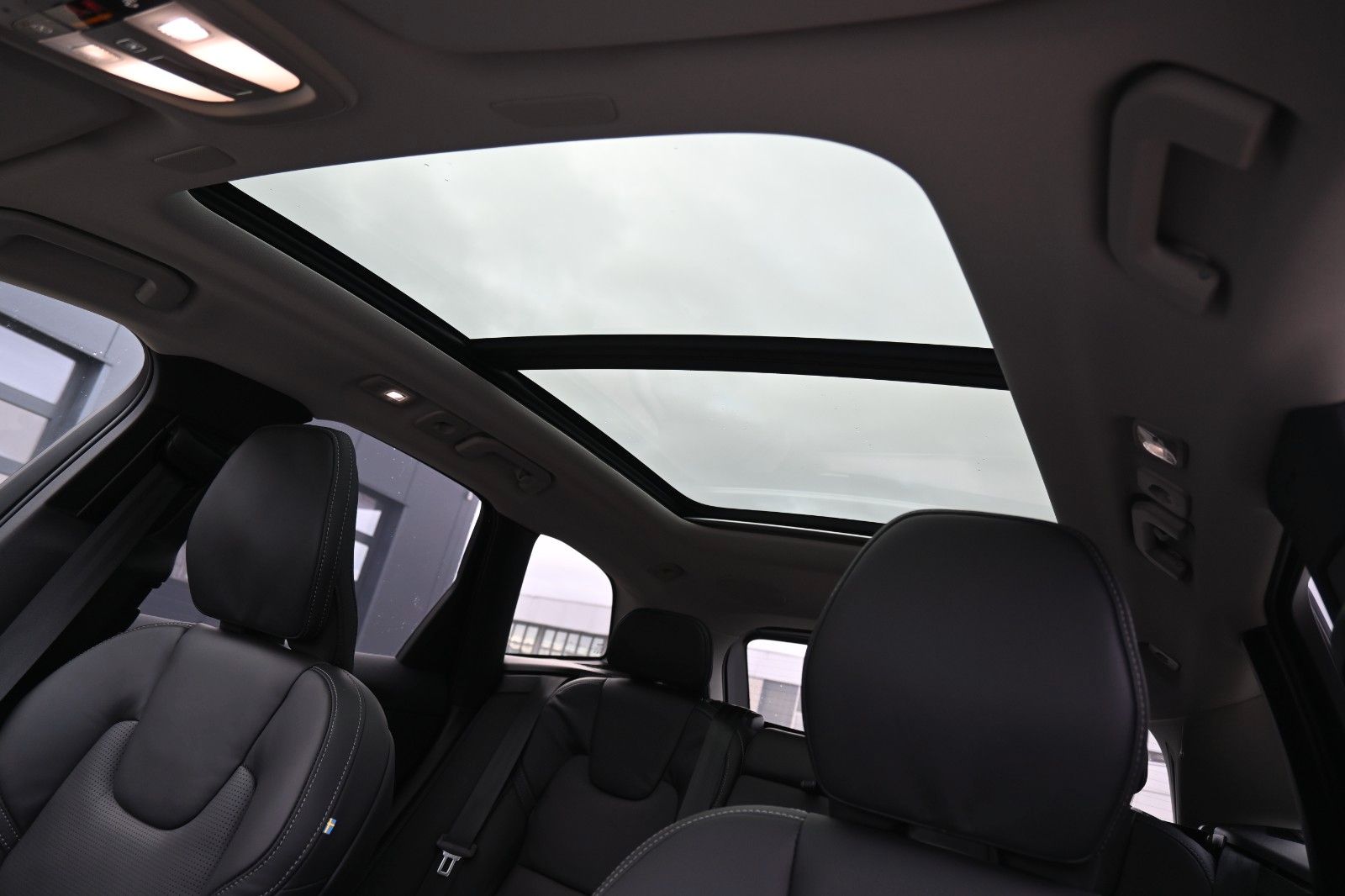 Fahrzeugabbildung Volvo XC60 B4D AWD Ultimate Dark*STDHZG*B&W*LUFT*ACC