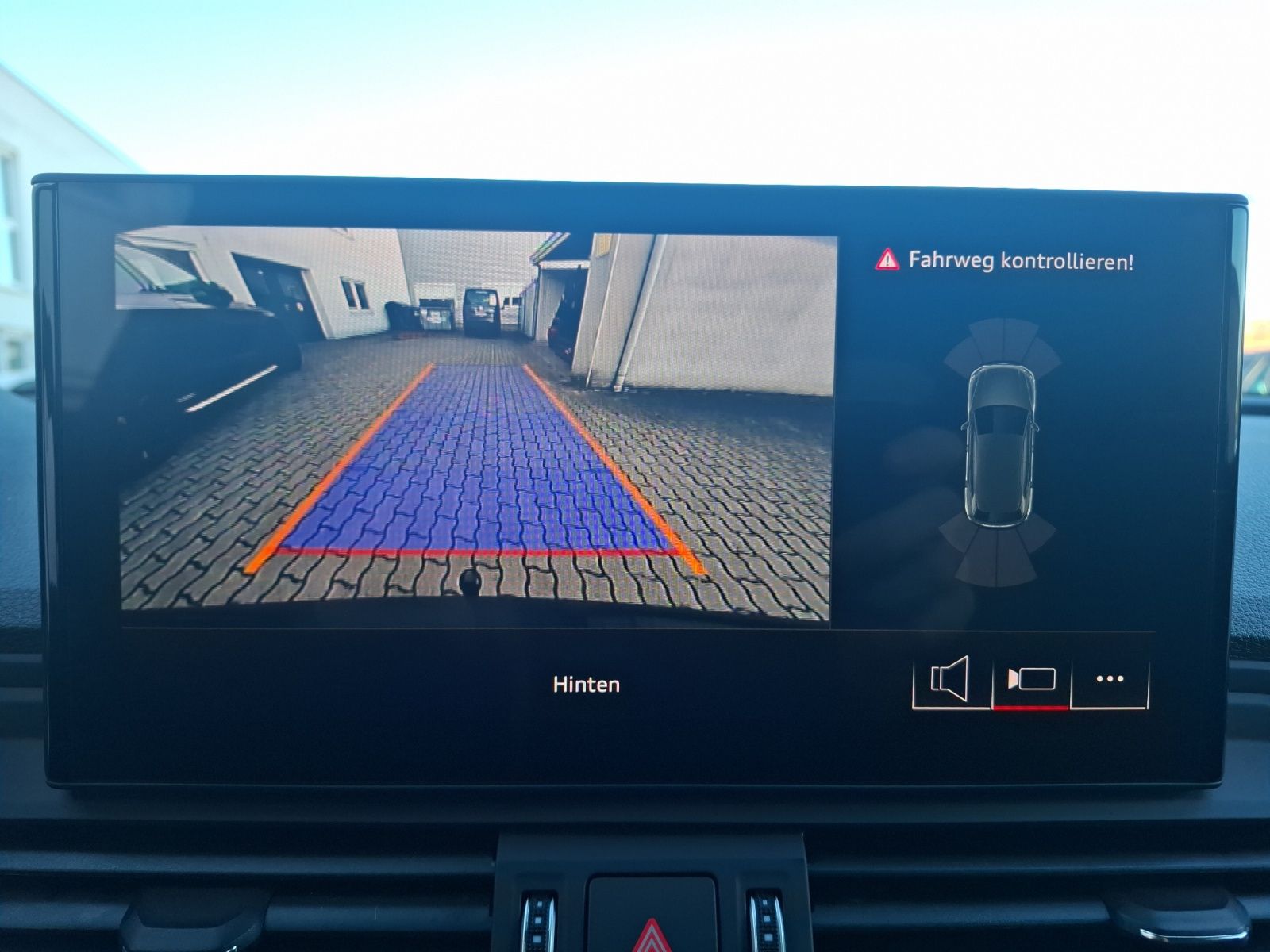 Fahrzeugabbildung Audi Q5 50 TDI quattro S-line Matrix AHK Navi AVC RFK