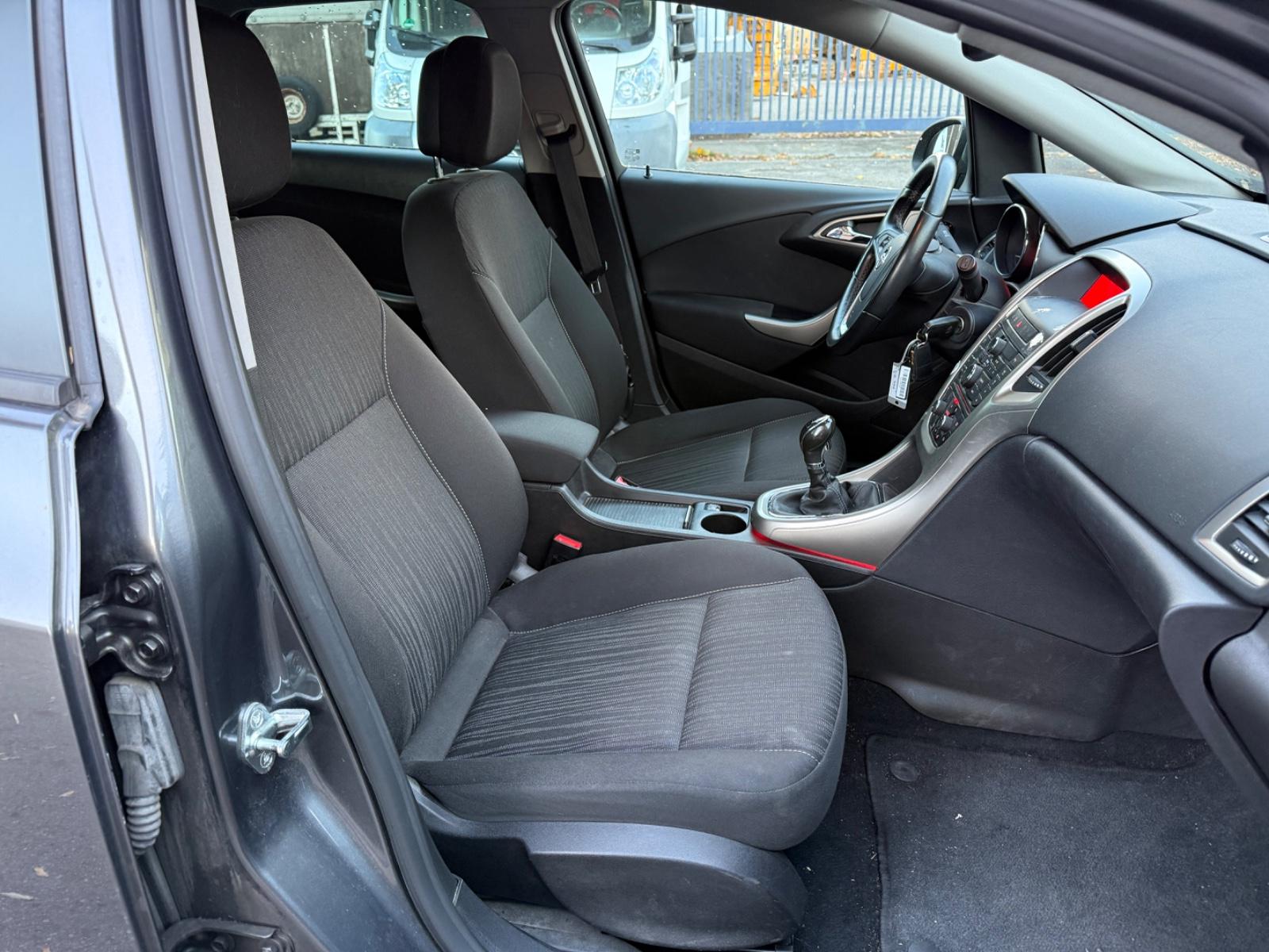 Opel Astra 2011 — photo 13