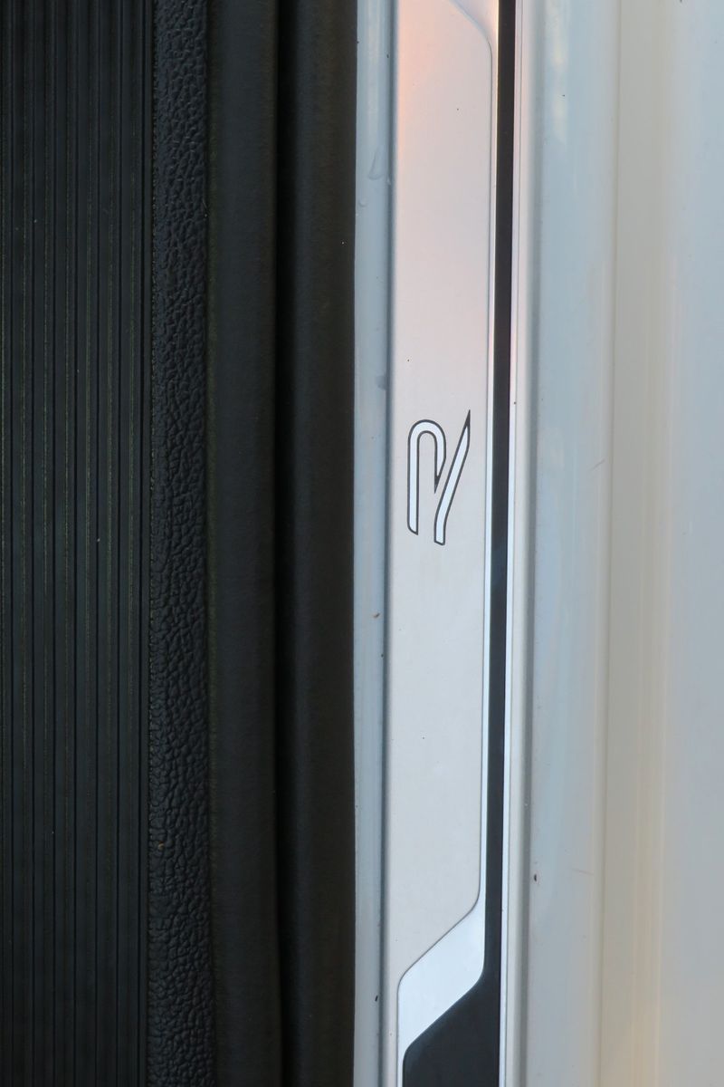 Fahrzeugabbildung Volkswagen T-Roc R-LINE AHK DCC ACC NAVI KAMERA 8-FACH 1.H