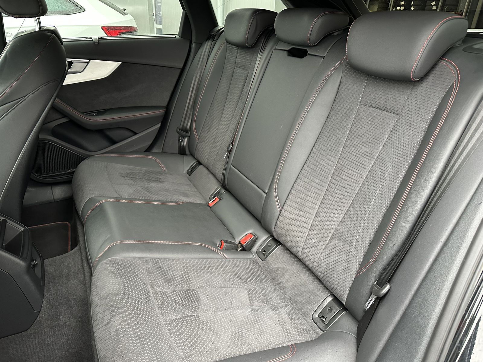 Fahrzeugabbildung Audi A4 Avant 50 TDI Qu S-Line Black NAV+LED+AHK+B&O