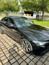 Alfa Romeo Giulia 2.0 Turbo 16V 206kW AT8-Q4 Veloce Veloce - Alfa Romeo Giulia mit Benzin-Antrieb: Automatik