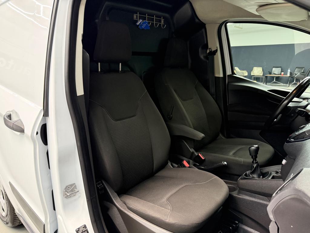 Ford Transit Courier 1.5 TDCi, Foto 32 von 40