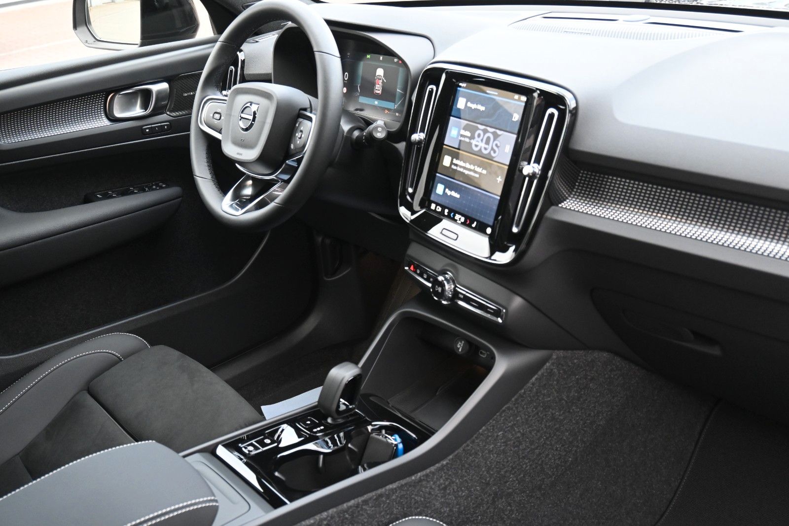 Fahrzeugabbildung Volvo XC40 B3 DKG Plus Black Edition*FSHZG*360°*ACC