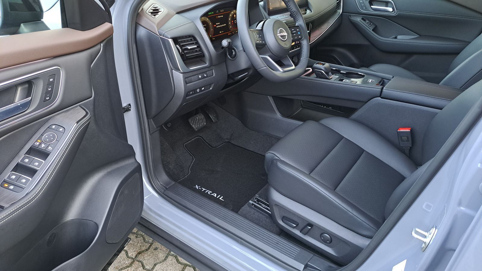 Fahrzeugabbildung Nissan X-TRAIL 1.5 VC-T Xtronic 4x2 TeknaNAVI LED  SHZ