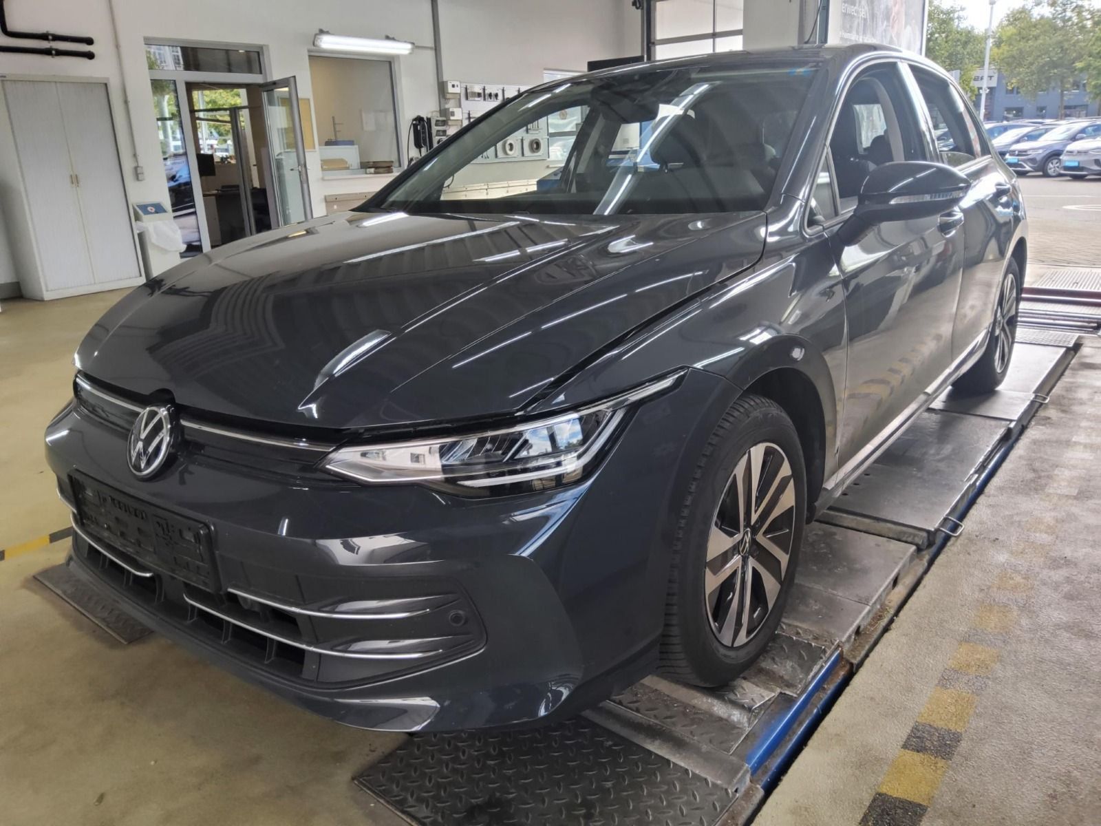 Volkswagen Golf VIII 1.5 eTSI Energy LED ACC Rear View foto 2