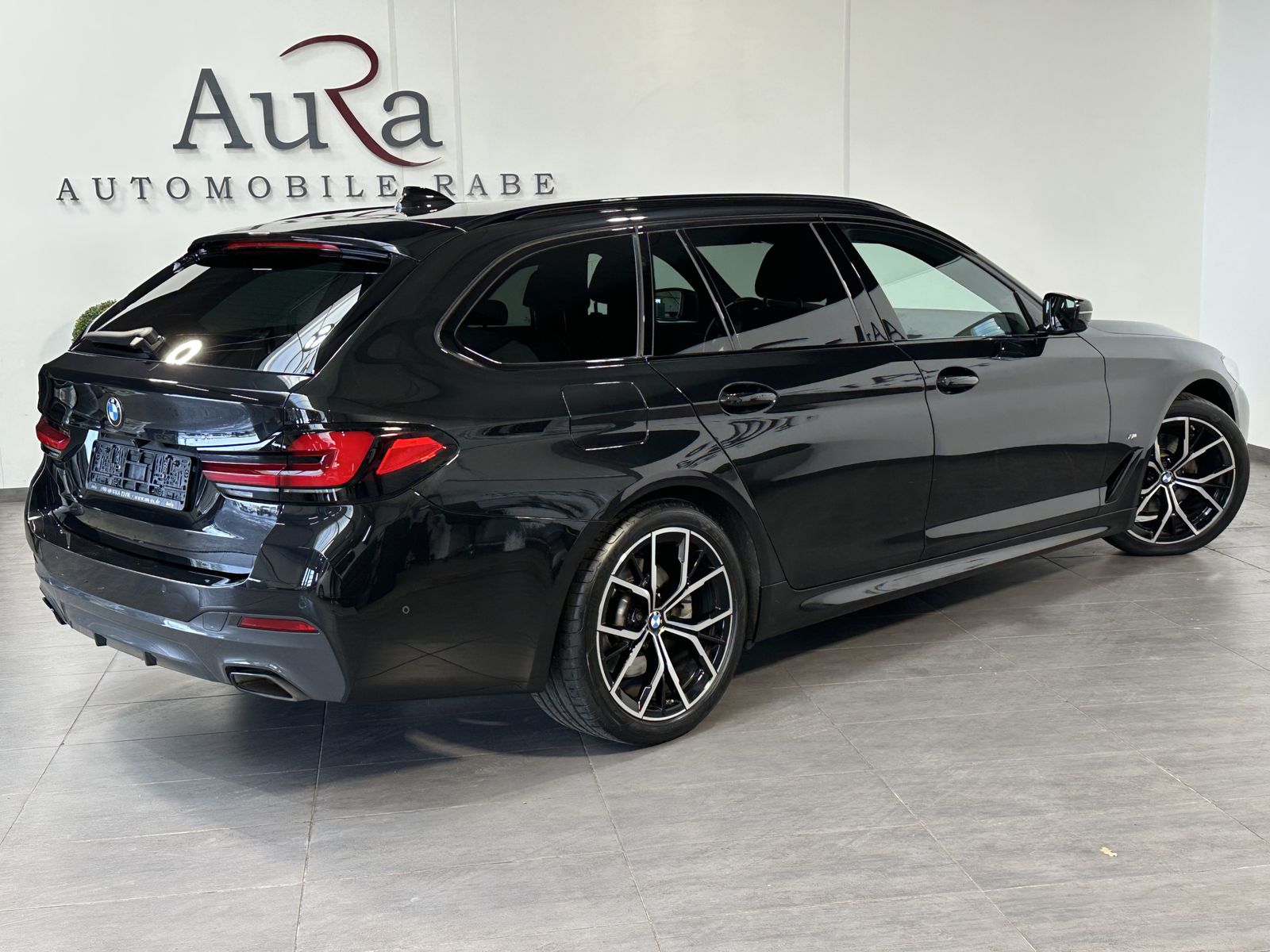 Fahrzeugabbildung BMW 520d Touring M-Sport NAV+LED+KAMERA+HIFI+19ZO+PP