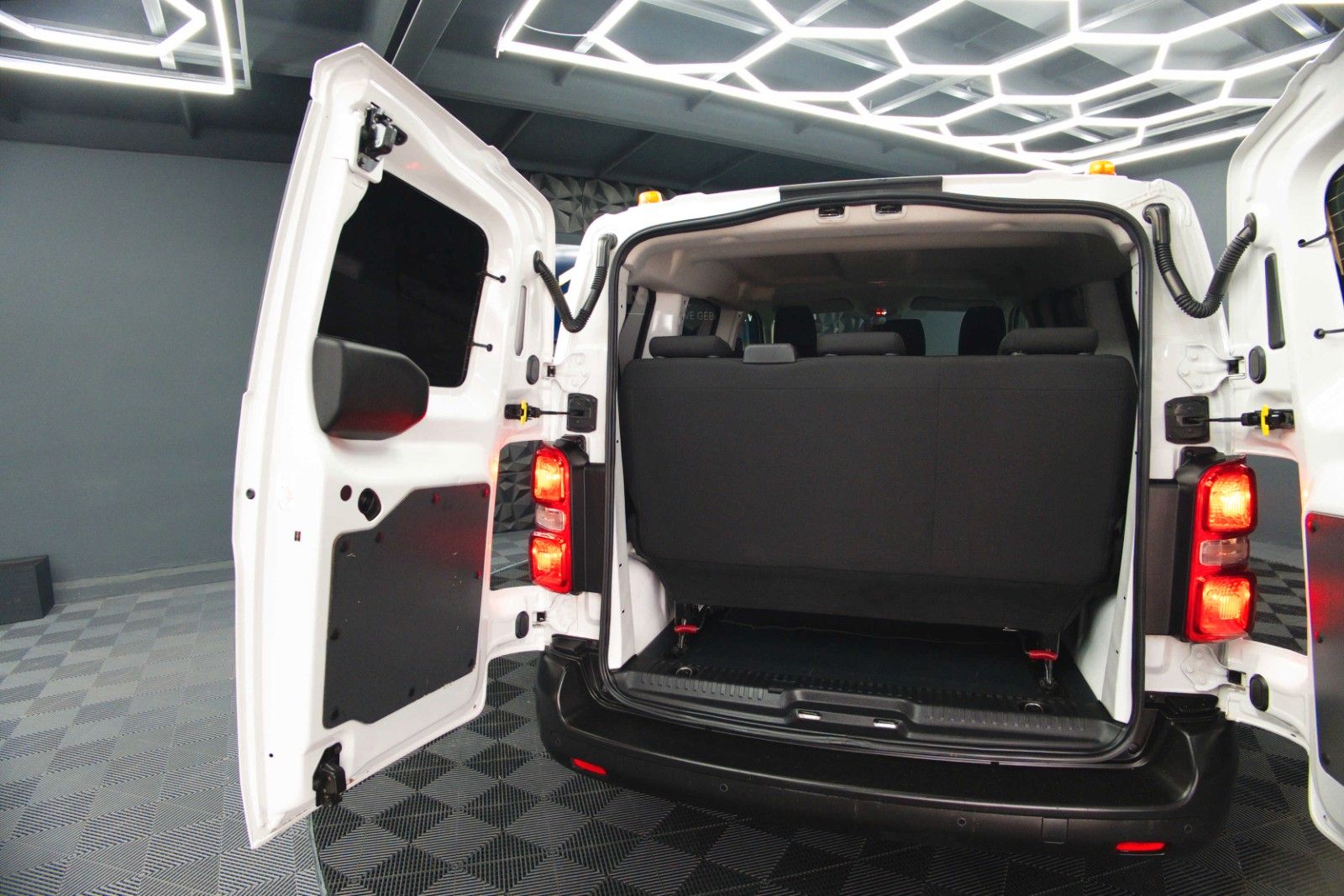Fahrzeugabbildung Opel Vivaro Kombi S | 9 Sitze | Klima | DAB | TÜV NEU