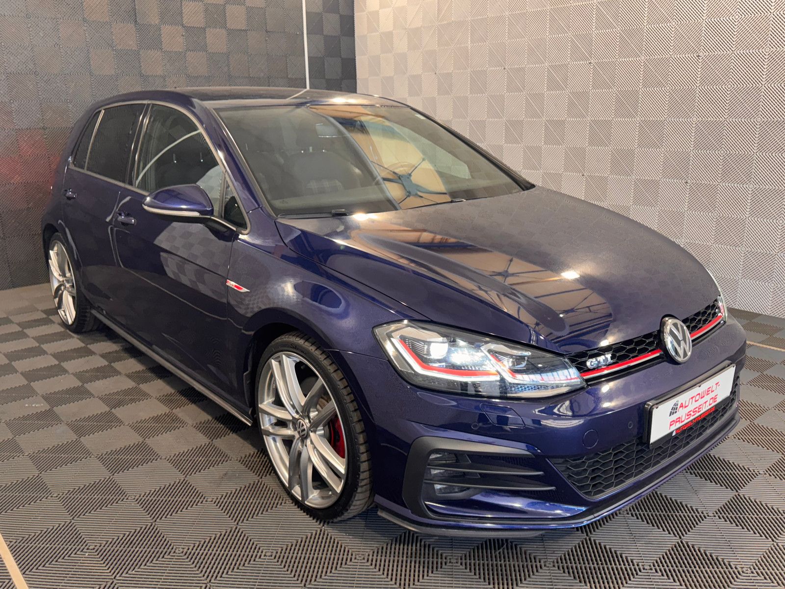 Gebrauchtwagen Volkswagen Golf Golf VII Lim. GTI*ACC*LED-R.KAM-DAB+-TOUCH-SHZ in Künzell
