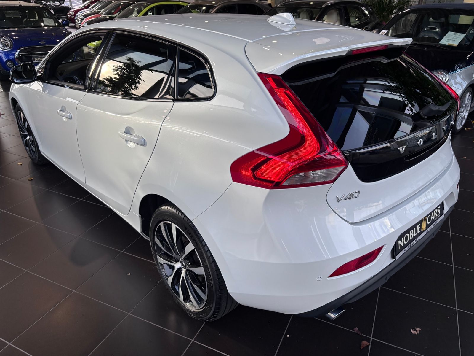 Fahrzeugabbildung Volvo V40 Linje Svart LED NAV SHZ PDC RFK ALU