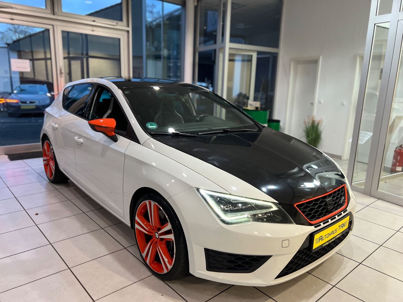 Fahrzeugabbildung SEAT Leon Cupra 290 DSG *ORANGE LINE * SCHALENSITZE *