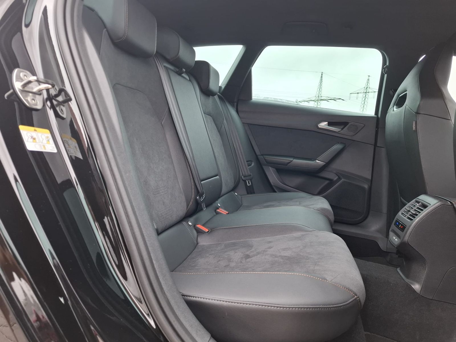 Fahrzeugabbildung CUPRA Leon 1.5 eTSI DSG AHK*DYNAMICA*EDGE*LED*5JGARAN.