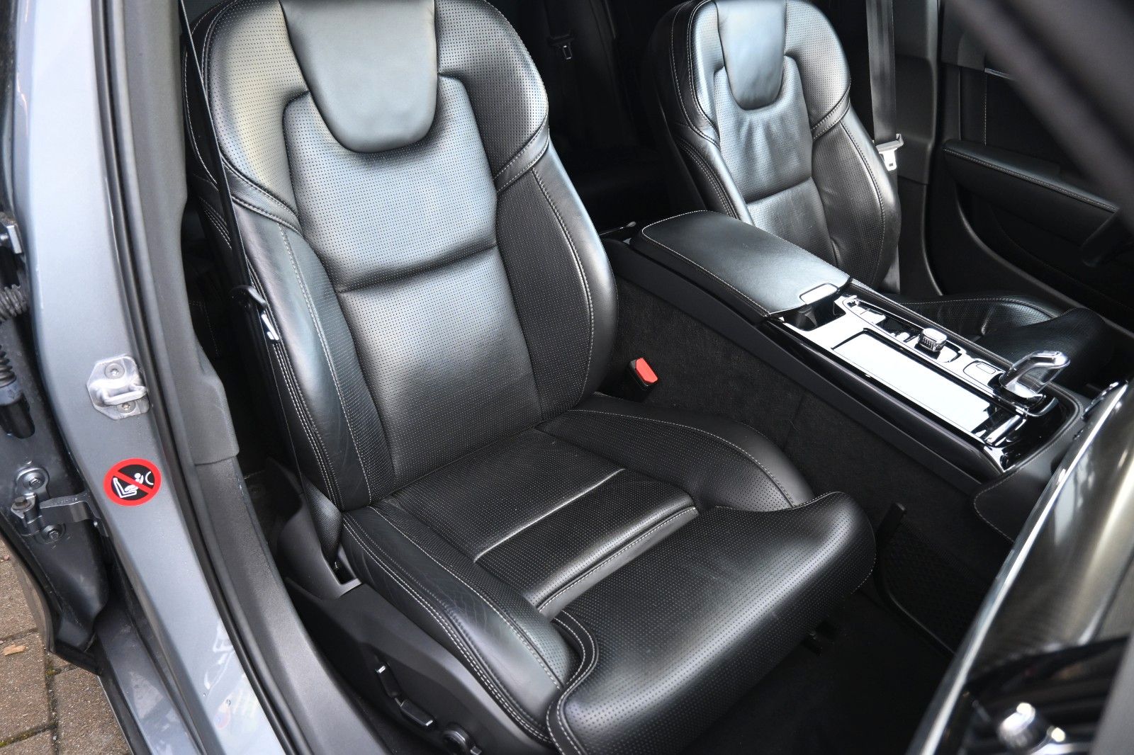 Fahrzeugabbildung Volvo S90 Lim.R-Design Plug-In Hyb. AWD*B&W*LUFT*MASS*