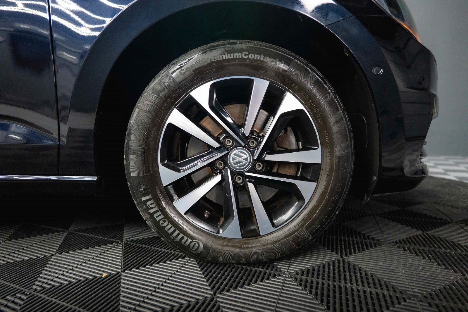 Fahrzeugabbildung Volkswagen Touran 1.6 Comfortline IQ.Drive | 7 Sitze | ACC