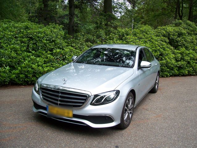 MERCEDES-BENZ Mercedes E350e mit extrem wenig kilometer ...