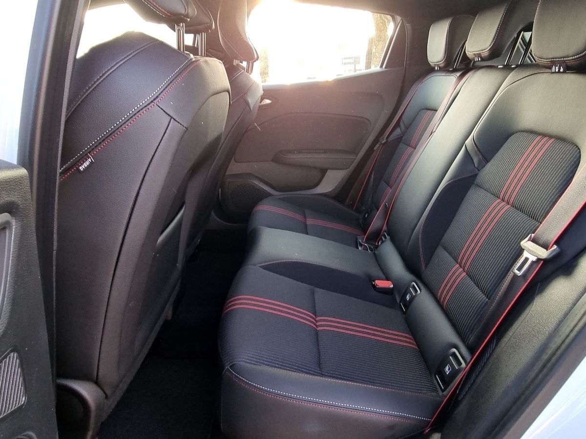 Fahrzeugabbildung Renault Clio INTENS E-TECH 140