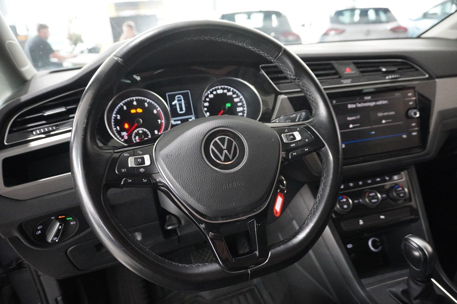 Fahrzeugabbildung Volkswagen Touran 1.5 TSI COMFORTL. DSG 7-SITZE NAVI/SH/DAB