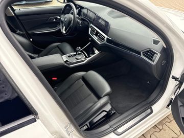 BMW 320i xDrive Limousine Sport Line DAB LED Shz