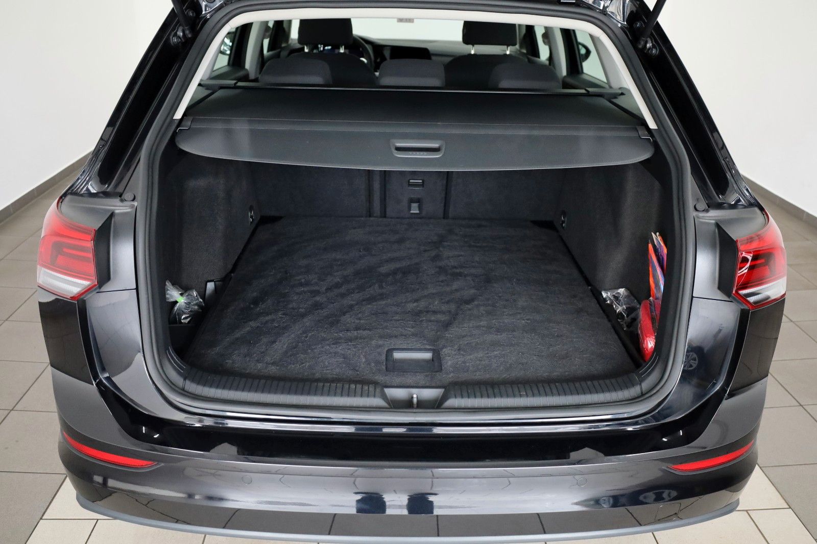 Fahrzeugabbildung Volkswagen Golf VIII Variant Life Navi,LED,SH,PDC,ACC,SR+WR