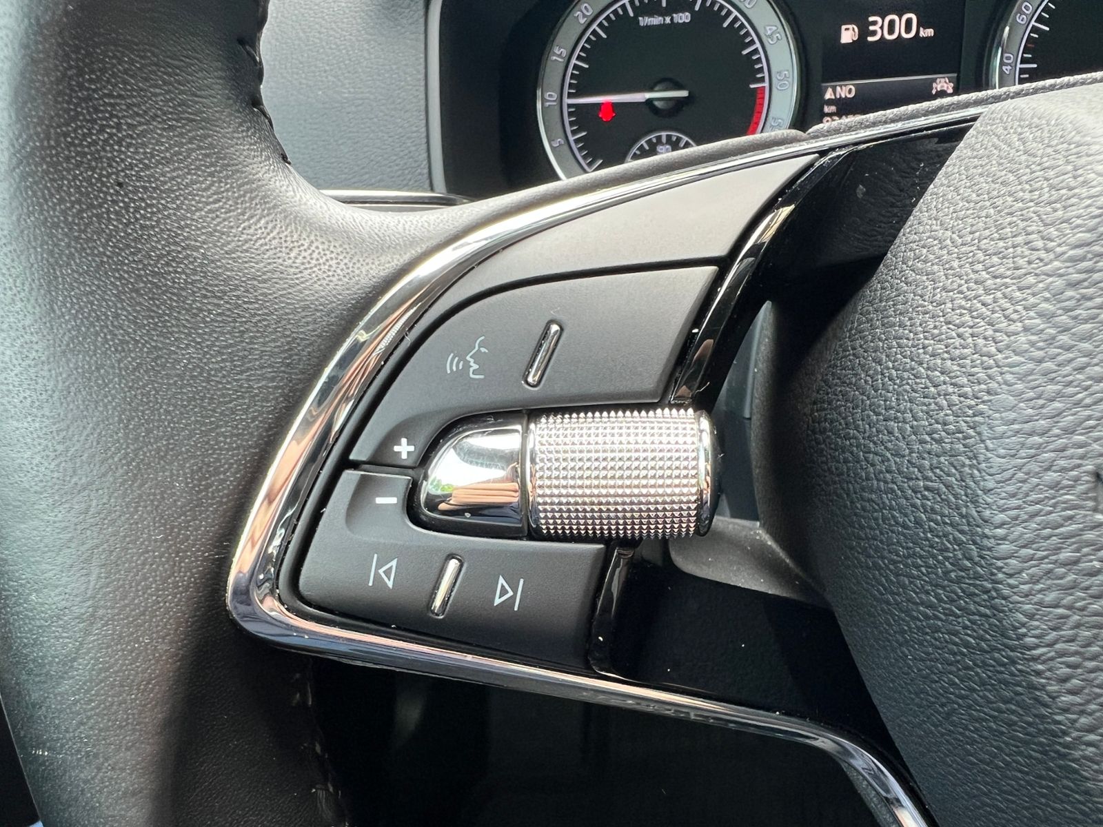 Fahrzeugabbildung SKODA Karoq Style 2.0 TDI DSG *AHK,LED,Navi,Kamera,18'