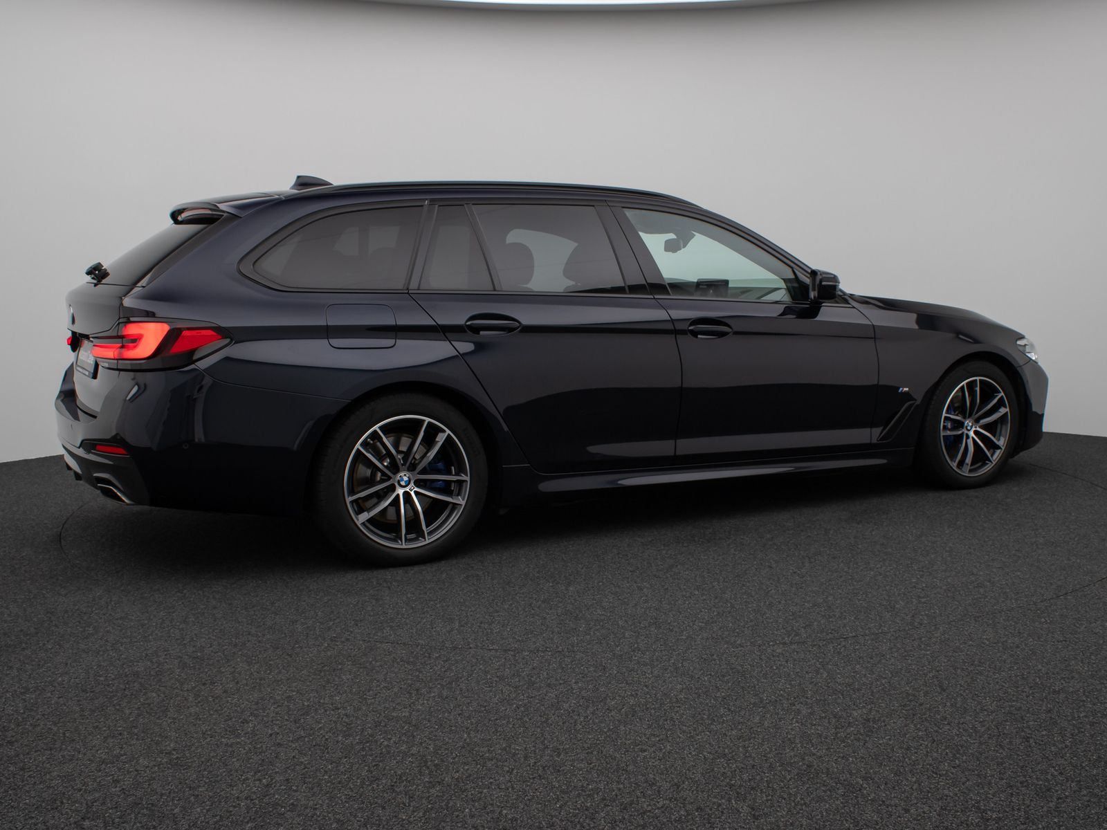 Fahrzeugabbildung BMW 530d xD M Sport Kamera HUD DAB H/K Komfort Alarm