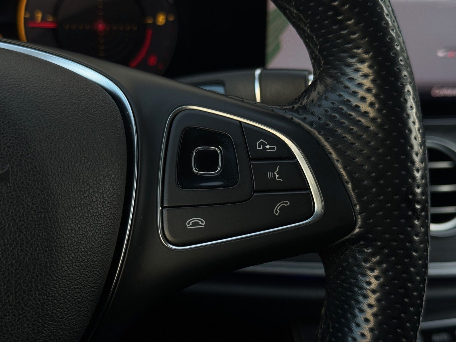 Fahrzeugabbildung Mercedes-Benz E 220d Lim. Pano/Widescreen/Kamera/MBeam