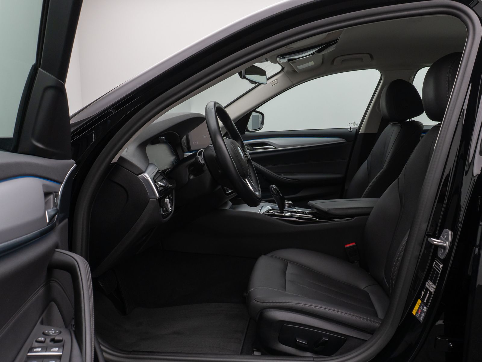 Fahrzeugabbildung BMW 530e Kamera DAB WLAN CockPitPro ACC Alarm LED