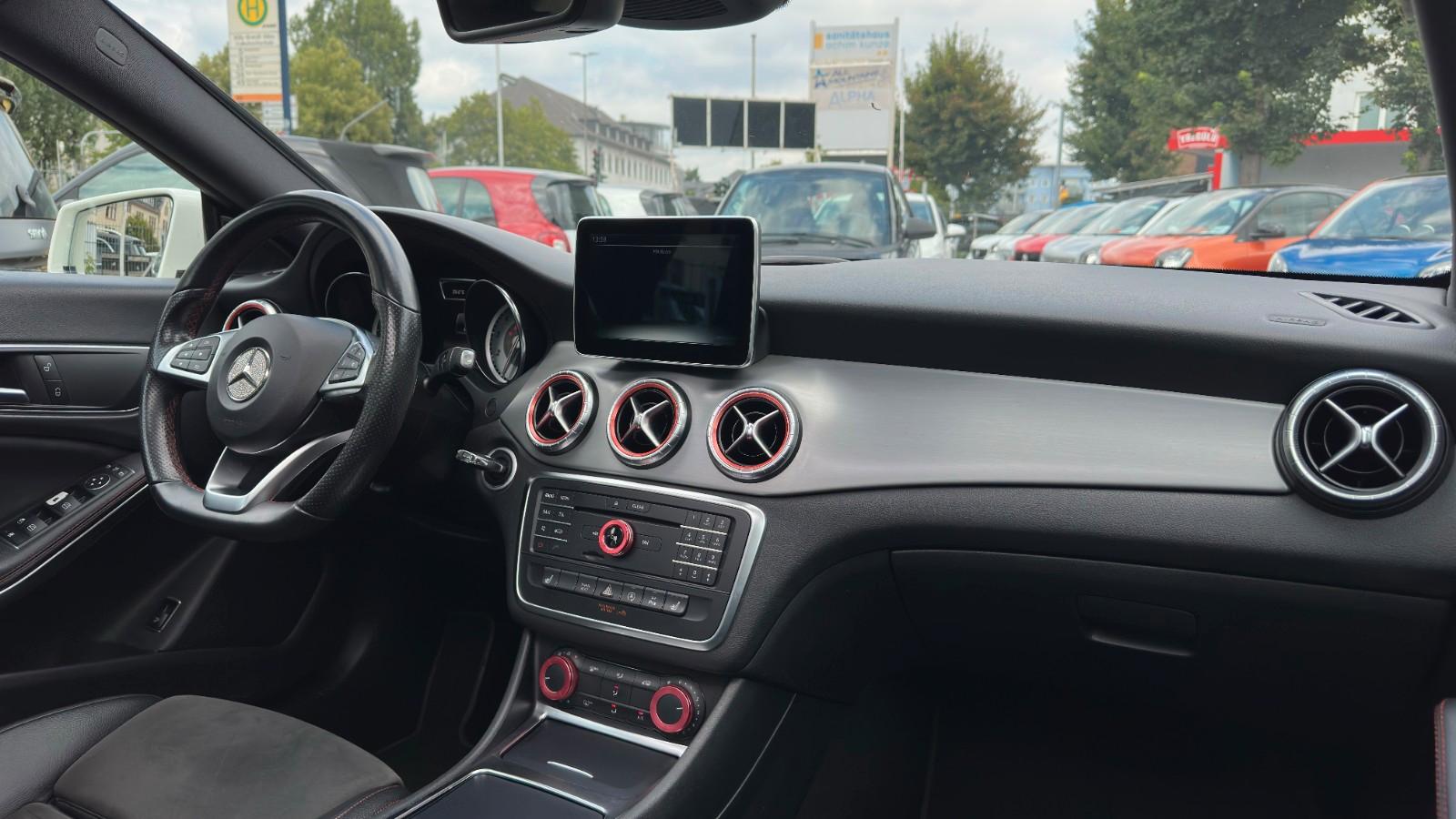 Mercedes-Benz CLA 200 AMG LINE! PANO! CARPLAY!