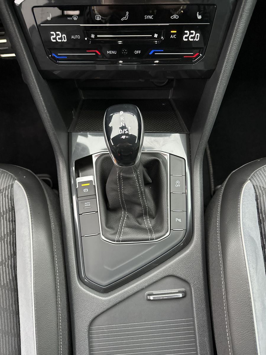 Fahrzeugabbildung Volkswagen Tiguan 2.0 TDI DSG R-Line NAV+LED+AHK+VCOCK+ACC
