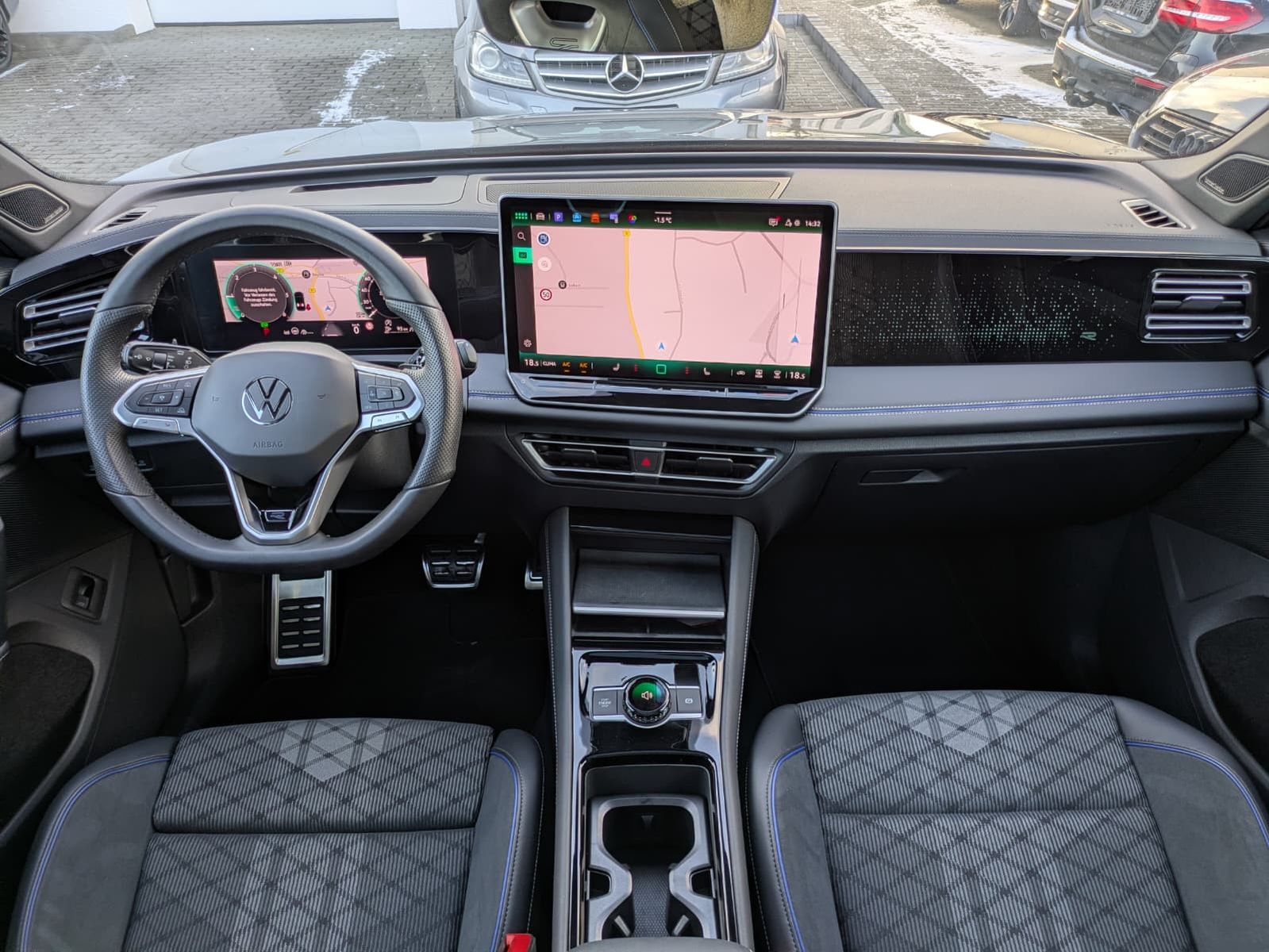 Fahrzeugabbildung Volkswagen Tiguan 2.0 TDI R-Line 4M Pano*Black*Matrix*AHK