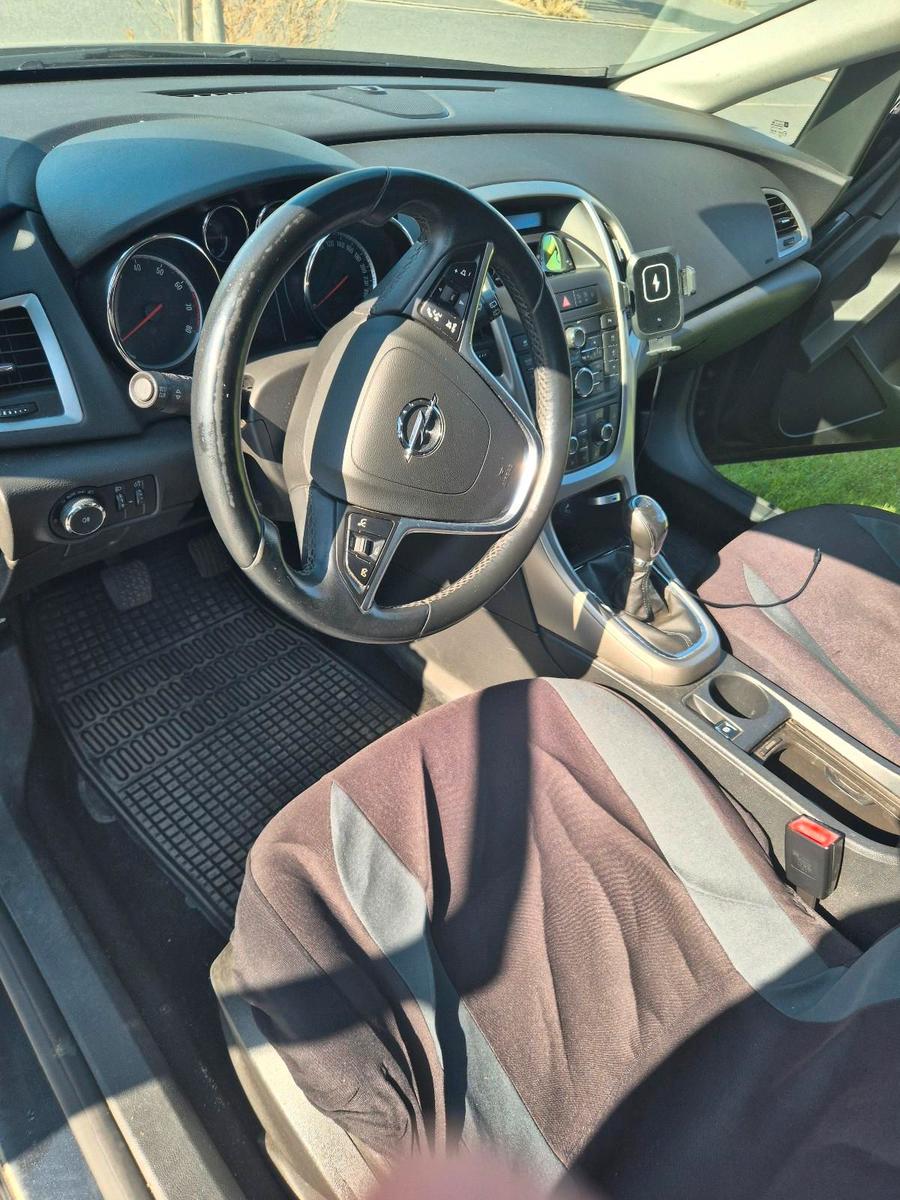 Opel Astra 2012 — photo 12