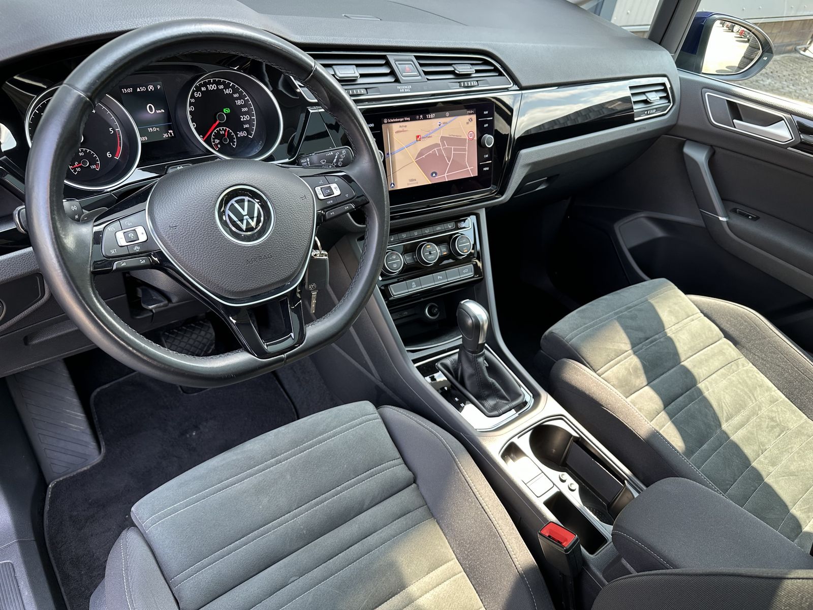 Fahrzeugabbildung Volkswagen Touran 2.0 TDI DSG Highline NAV+LED+ACC+PANORAMA