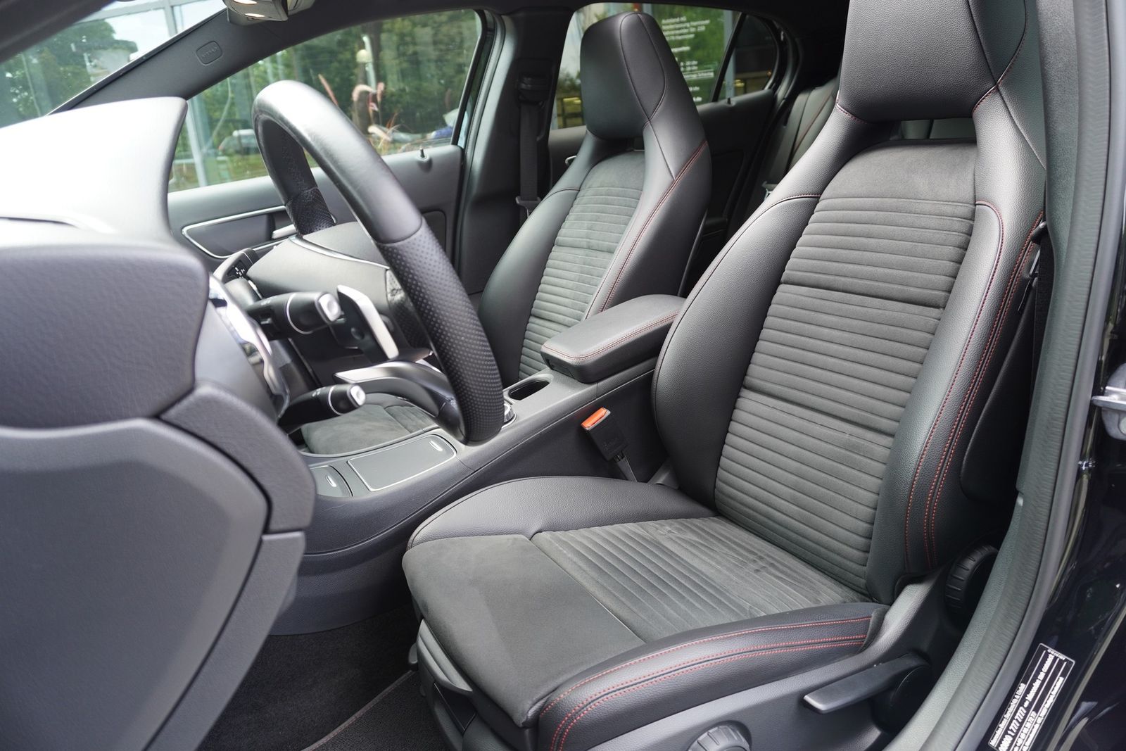 Mercedes-Benz GLA 220d AMG Line LED Navi Pano AHK 360 SHZ foto 11