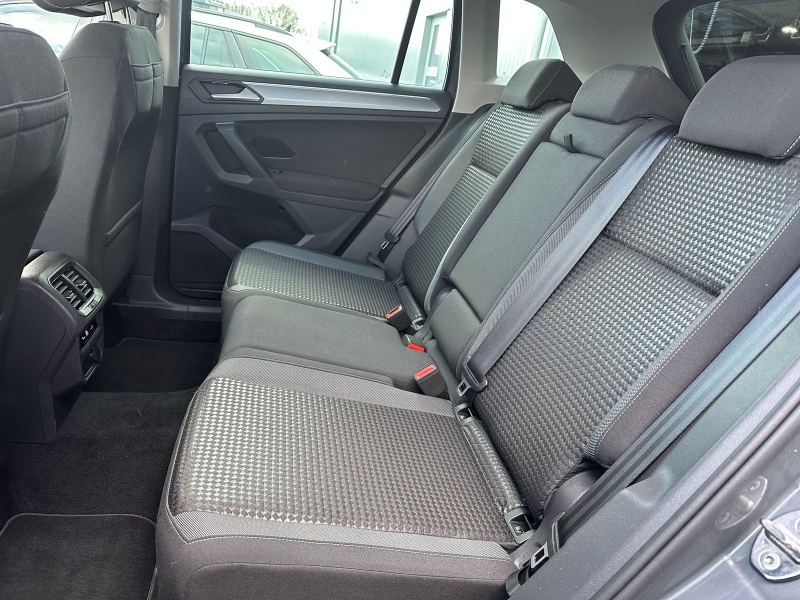 Fahrzeugabbildung Volkswagen Tiguan 1.5 TSI DSG Active NAV+LED+KAMERA+ACC+2HD