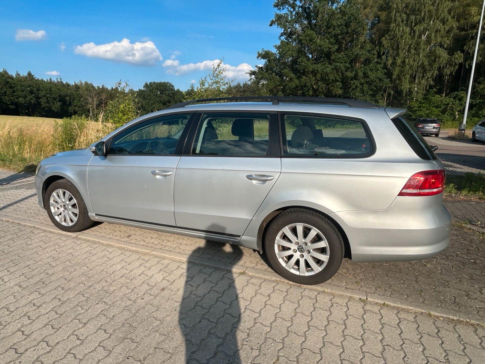 Volkswagen Passat 2011 — rear view
