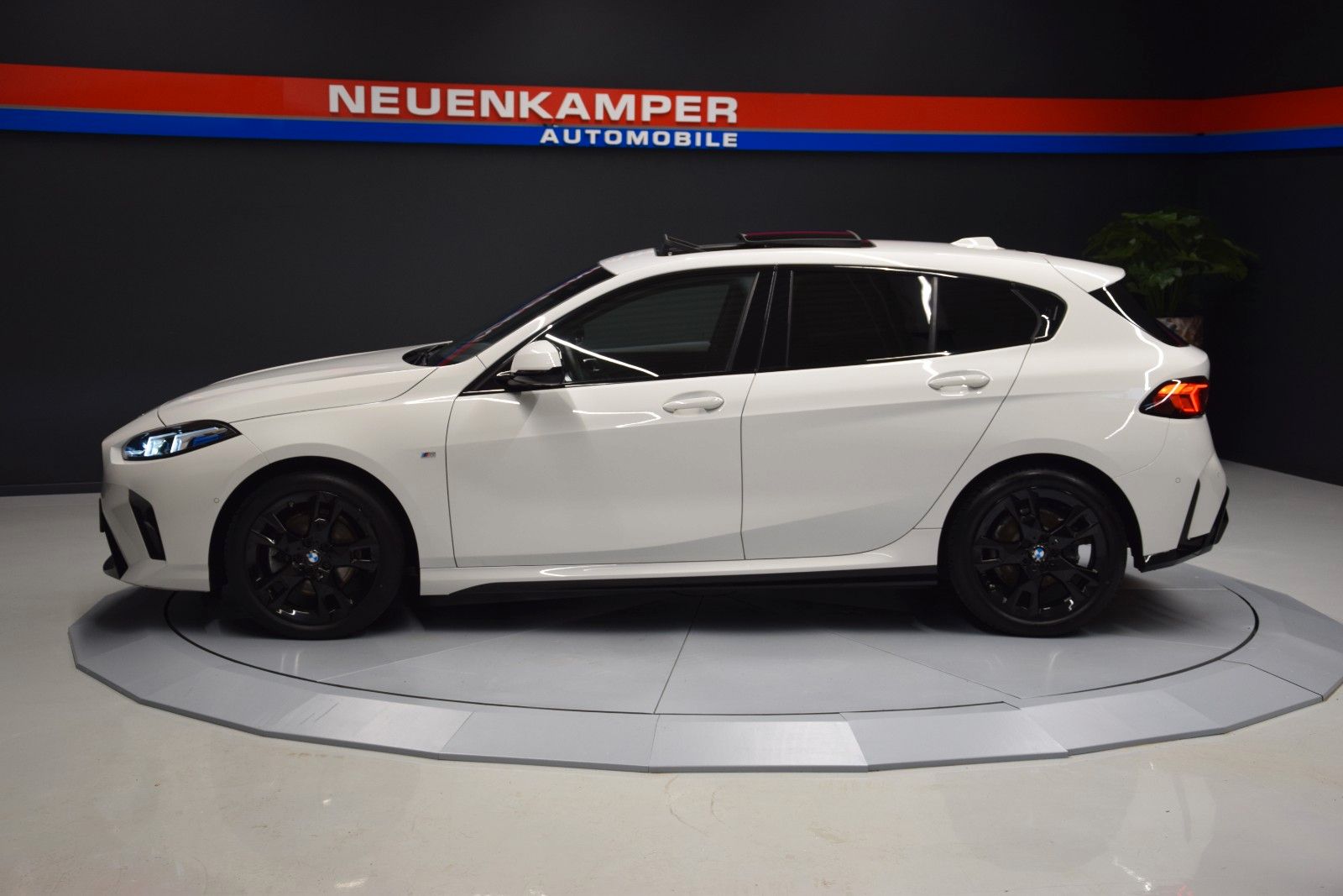 Fahrzeugabbildung BMW 118 d M Sport Pano Ambiente LED Kamera Alcantara